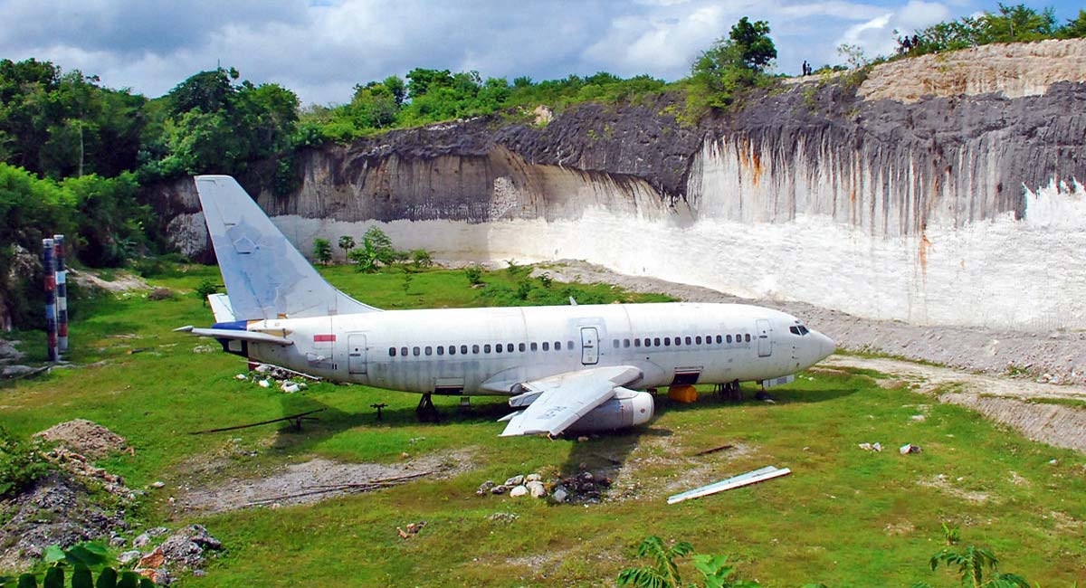 هواپیمای رها شده در جزیره بوکیت بالی