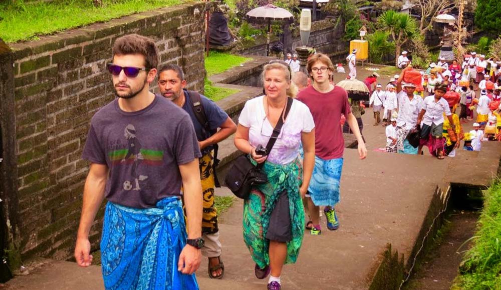 پوشیدن سارونگ در معابد بالی